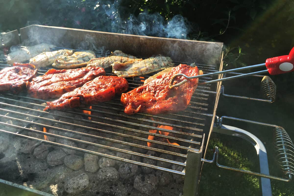 Grillen BBQ Barbeque Fleisch auf dem Grill 2